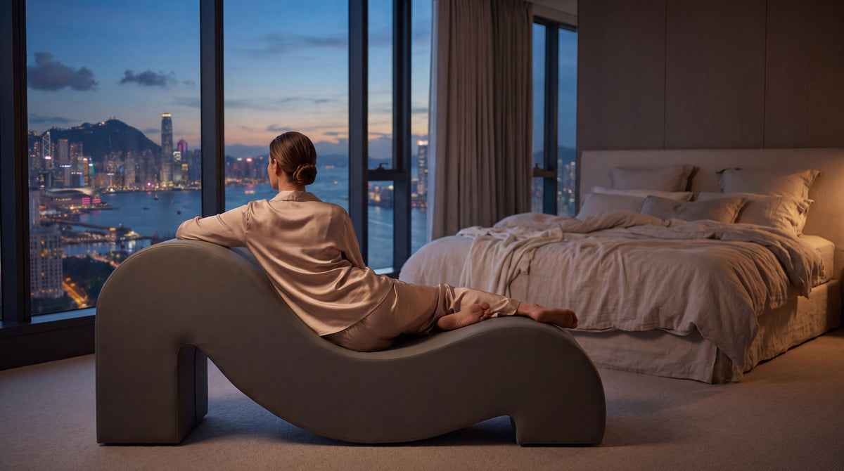 Confronto tra il Divano Tantra ergonomico e il letto tradizionale in una camera da letto elegante